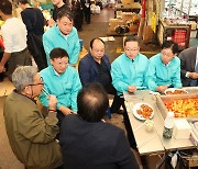 광장시장 찾은 하나금융 경영진…“소상공인에 1천억 금융지원”