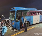 인천국제공항 인근서 통근버스 가드레일 충돌…승객 13명 경상