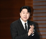 [MD포토] 이용주, '박수치며 입장'