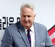 회의 참석하는 인요한 혁신위원장