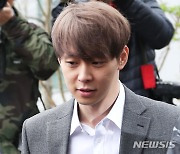 '마약·은퇴 번복' 박유천, ♥태국 미모의 사업가와 열애 중