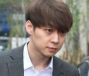 '은퇴 번복' 박유천, 미모의 태국 여성 사업가와 열애 중