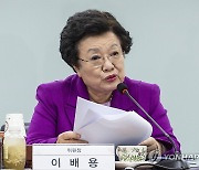 제19차 국가교육위에서 안건과 토론 주제 설명하는 이배용 위원장