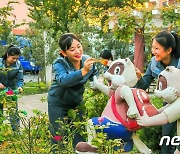 공장 내부 가꾸는 평양가방공장 노동자들…"공원과 같이"