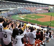 '거창한 청백전' LG팀, 1만3000여 관중 앞에서 트윈스팀에 승