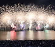 가을밤 수놓은 부산불꽃축제, 엑스포 유치 희망 쏘아올렸다