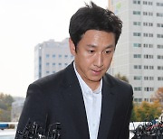 “솔직하게 답했다” 이선균, 재소환 3시간만 귀가.. 지친 기색 ‘역력’