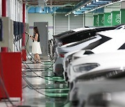 [NEWS ANALYSIS] Korean battery makers face speed bumps as EV hype fades