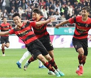 포항, 10년 만에 FA컵 우승…전북에 4-2로 승리