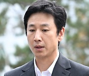 마약 혐의 이선균, 수척한 얼굴로 경찰 재출석 “조사에 성실히 임할 것”