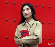 소설가 윤고은 "주인공 작품 불태우는 나는 '못된 작가'"[신재우의 작가만세]