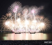 [르포] 비 소식에도 가을 저녁하늘 물들인 '부산불꽃축제'