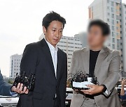 ‘마약 혐의’ 3시간 조사받고 나온 이선균, 지친 기색 역력…경찰 2차 출석 “솔직하게 다 말했다”