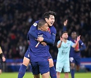 음바페 "이강인 내 동생" 리그 데뷔골 직접 축하... PSG 감독 극찬→프랑스 현지도 반했다