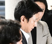 [TD포토] 두 번째 경찰 출석 하는 이선균