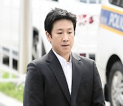 이선균, '2차 조사' 3시간 받고 귀가 "솔직하게 다 말했다"