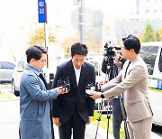 [T포토] 4번 고개 숙인 이선균