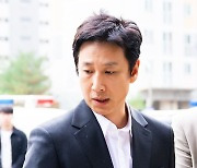 [T포토] 대답하는 이선균