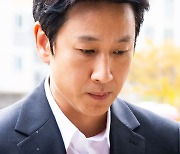 [T포토] 이선균 '시선은 아래로'