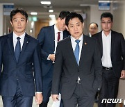 공매도 전면금지 브리핑 들어서는 김주현 금융위원장과 이복현 금융감독원장