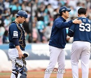 [포토]김민혁에게 동점타 허용하고 마운드에서 내려가는 신민혁