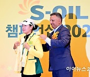 [포토]우승 자켓 입는 성유진