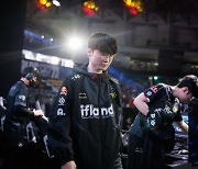 안방서 ‘LPL 잔치’는 막았다…T1, LCK서 유일 4강 진출