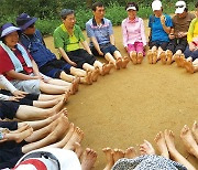 “맨발로 지구를 느낀다”···‘어싱’의 건강학 [스페셜 리포트]