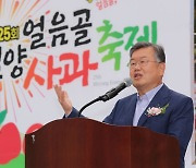 밀양 얼음골 사과축제 축사하는 박일호 시장