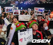 LOL 월드챔피언십 T1과 LNG의 경기, 열광 응원하는 팬들 [사진]