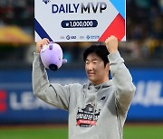 김민혁, PO5차전 MVP [포토]