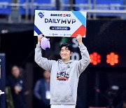 '대타의 신' KT 김민혁, PO 5차전 데일리 MVP