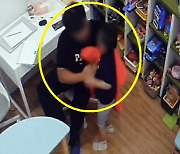 “장애아동 목 조르고 발로 차”…언어치료센터 강사, CCTV 보니