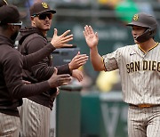 김하성, MLB 골드글러브 유틸리티 부문 수상…韓 메이저리거 새 역사 썼다