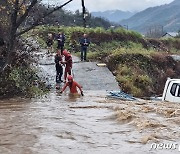 급류에 고립·가로등 넘어져…밤사이 비·강풍 피해 '속출'(종합)