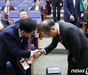 인사 나누는 김기현 대표와 윤재옥 원내대표