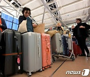 [포토] 운항 재개 기다리는 함부르크 공항 승객들