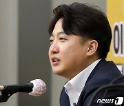 '만나고 있다' 이준석에 선 긋는 비명계…"말도 안 되는 얘기"