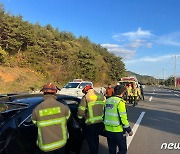 경남 의령서 승용차·승합차 추돌사고…11명 부상