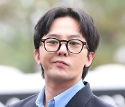 경찰 조사 마친 지드래곤, 농담하는 여유까지..."4시간 조사? 웃다가 끝나"