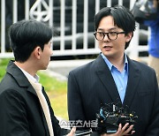 ‘여유만만’ 지드래곤, 마약혐의는 적극 부인, G업소 출입질문은 “두고봐야 한다” 동문서답 [SS현장]