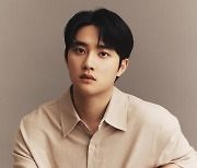 SM 떠난 도경수 측 "허위사실·악의적 비방 글, 법적 대응할 것"