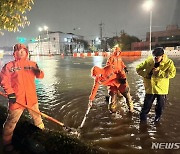 많은 비에 침수된 도로