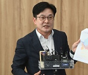 김포, 서울 편입 관련 지도 들어 보이는 김병수 김포시장