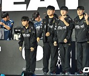 ‘페이커’는 역시 ‘페이커’…LCK 최후 희망 T1, 유일하게 4강행 ‘中 징동과 격돌’ [롤드컵 리뷰]