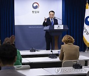 취재진 질문받는 구병삼 통일부 대변인