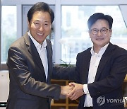 악수하는 오세훈 서울시장과 김병수 김포시장