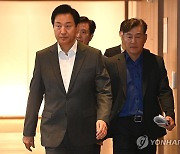 백브리핑 위해 이동하는 오세훈 서울시장