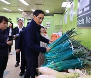 김장재료 수급 상황 점검하는 한훈 차관