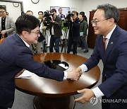 인사 나누는 고기동 차관·김병수 김포시장